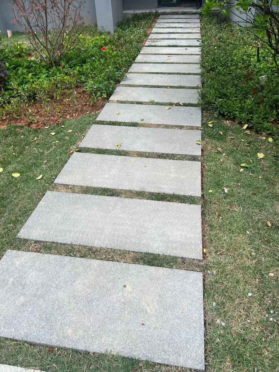 广东 芝麻黑小区踏步、汀步石铺装效果