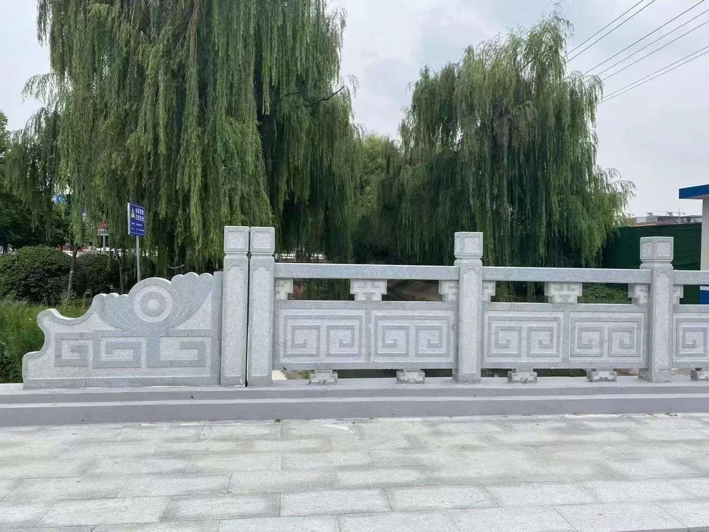 广东 芝麻灰桥栏杆、河道栏杆安装效果