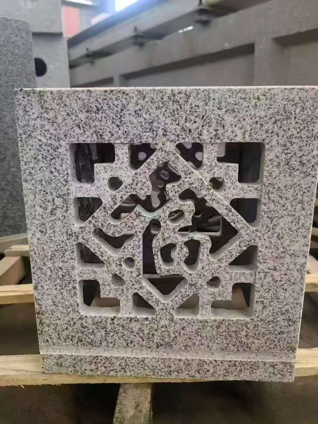 广东 芝麻白花岗岩镂空雕花灯笼