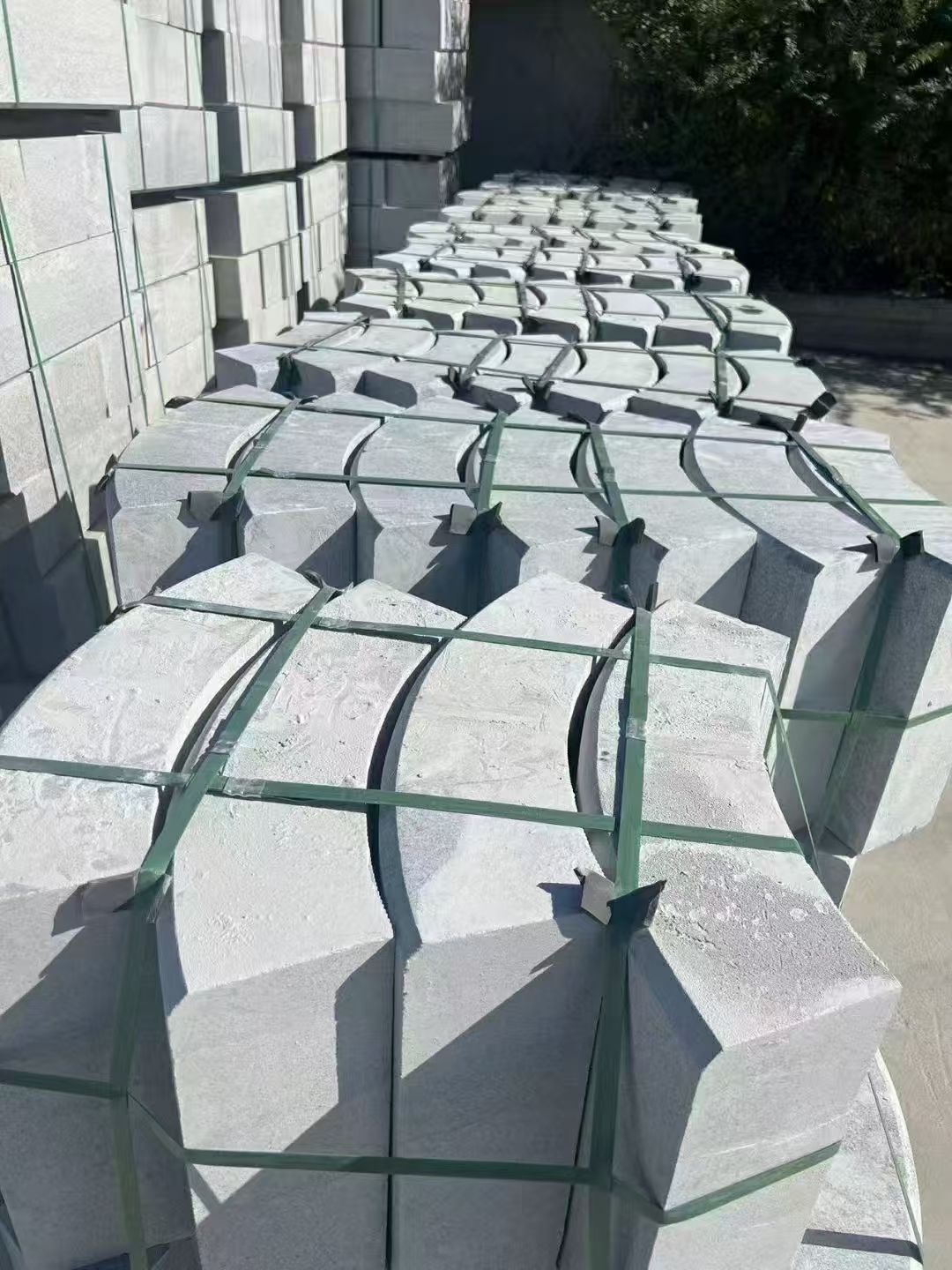 广东 芝麻灰弧形路沿石