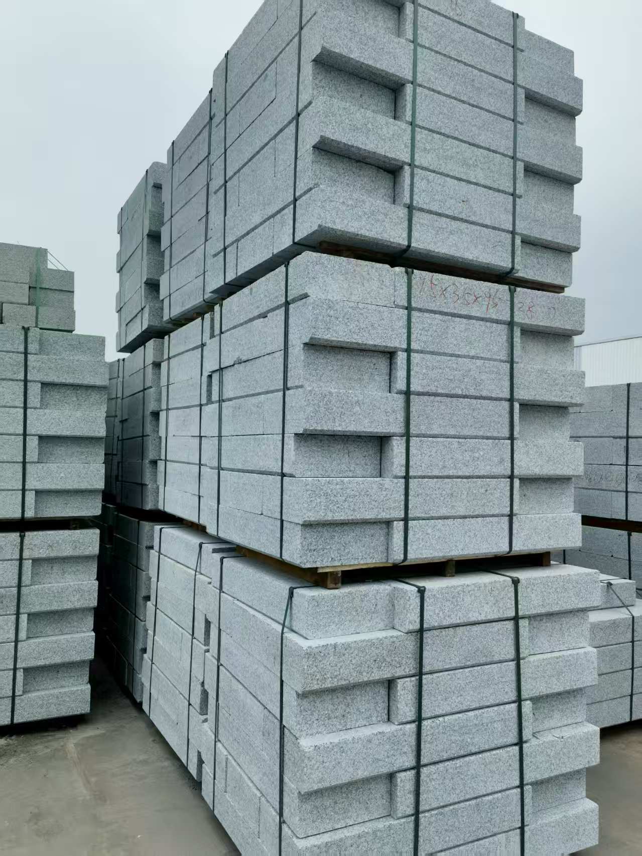 广东 路沿石，板板正正的路沿石