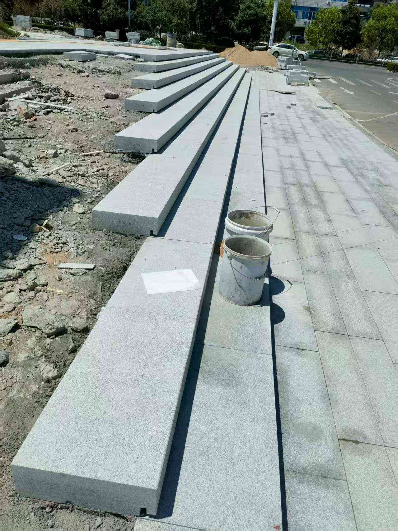 广东 芝麻白整石台阶，施工现场